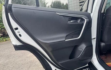 Toyota RAV4, 2021 год, 2 630 000 рублей, 12 фотография