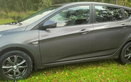 Hyundai Solaris II рестайлинг, 2015 год, 1 100 000 рублей, 2 фотография