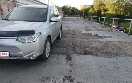 Mitsubishi Outlander III рестайлинг 3, 2013 год, 1 575 000 рублей, 13 фотография