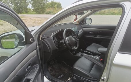 Mitsubishi Outlander III рестайлинг 3, 2013 год, 1 575 000 рублей, 6 фотография