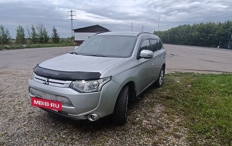 Mitsubishi Outlander III рестайлинг 3, 2013 год, 1 575 000 рублей, 3 фотография