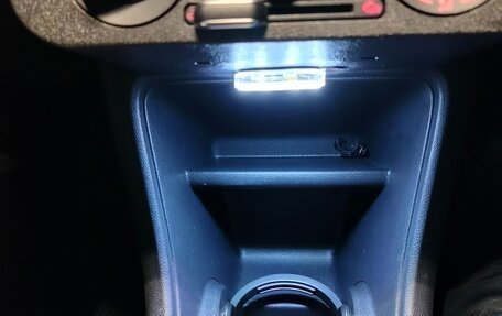 Volkswagen up! I рестайлинг, 2013 год, 920 000 рублей, 18 фотография