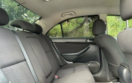 Toyota Avensis III рестайлинг, 2005 год, 499 000 рублей, 30 фотография