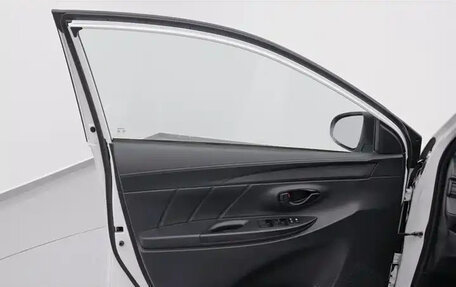 Toyota Yaris XP150 рестайлинг, 2022 год, 1 180 085 рублей, 20 фотография