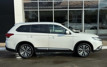 Mitsubishi Outlander III рестайлинг 3, 2019 год, 1 650 000 рублей, 6 фотография