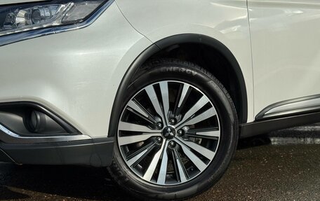 Mitsubishi Outlander III рестайлинг 3, 2019 год, 1 650 000 рублей, 11 фотография