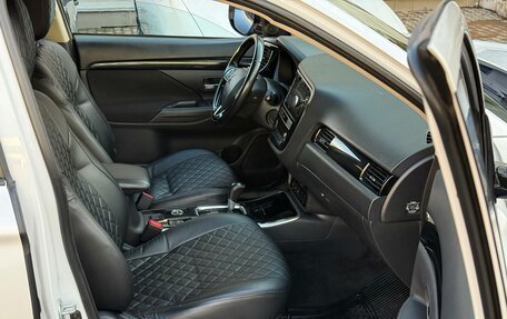 Mitsubishi Outlander III рестайлинг 3, 2019 год, 1 650 000 рублей, 16 фотография