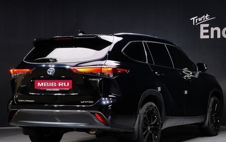 Toyota Highlander, 2023 год, 4 756 469 рублей, 2 фотография