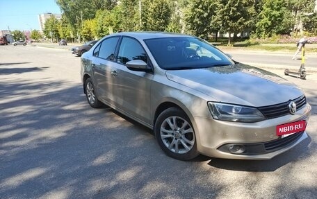 Volkswagen Jetta VI, 2013 год, 990 000 рублей, 2 фотография
