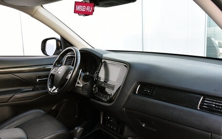 Mitsubishi Outlander III рестайлинг 3, 2018 год, 2 499 000 рублей, 11 фотография
