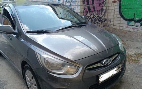 Hyundai Solaris II рестайлинг, 2011 год, 850 000 рублей, 2 фотография