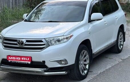Toyota Highlander III, 2013 год, 2 050 000 рублей, 2 фотография
