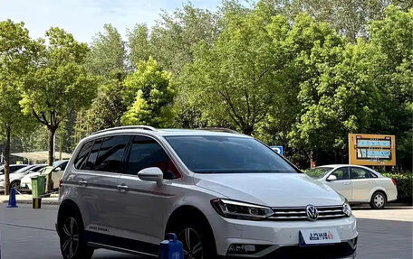 Volkswagen Touran III, 2022 год, 1 690 555 рублей, 2 фотография