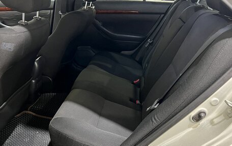 Toyota Avensis III рестайлинг, 2003 год, 650 000 рублей, 18 фотография