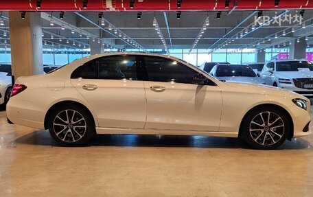 Mercedes-Benz E-Класс, 2022 год, 2 780 000 рублей, 3 фотография