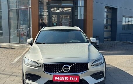 Volvo V60 Cross Country II, 2019 год, 2 850 000 рублей, 1 фотография