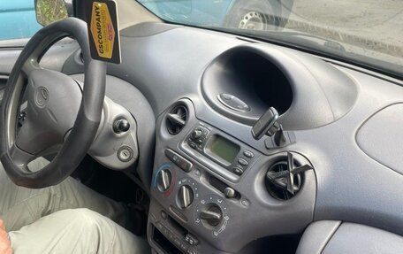 Toyota Yaris I рестайлинг, 2000 год, 300 000 рублей, 8 фотография