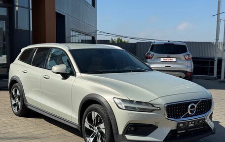 Volvo V60 Cross Country II, 2019 год, 2 850 000 рублей, 2 фотография