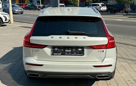 Volvo V60 Cross Country II, 2019 год, 2 850 000 рублей, 4 фотография