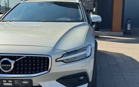 Volvo V60 Cross Country II, 2019 год, 2 850 000 рублей, 7 фотография