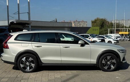 Volvo V60 Cross Country II, 2019 год, 2 850 000 рублей, 3 фотография
