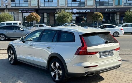 Volvo V60 Cross Country II, 2019 год, 2 850 000 рублей, 5 фотография