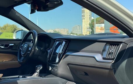 Volvo V60 Cross Country II, 2019 год, 2 850 000 рублей, 11 фотография