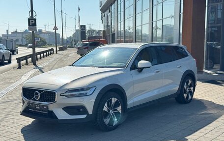 Volvo V60 Cross Country II, 2019 год, 2 850 000 рублей, 18 фотография