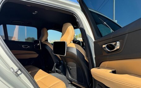 Volvo V60 Cross Country II, 2019 год, 2 850 000 рублей, 23 фотография