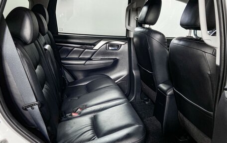 Mitsubishi Pajero Sport III рестайлинг, 2017 год, 3 010 000 рублей, 12 фотография