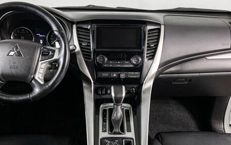 Mitsubishi Pajero Sport III рестайлинг, 2017 год, 3 010 000 рублей, 11 фотография
