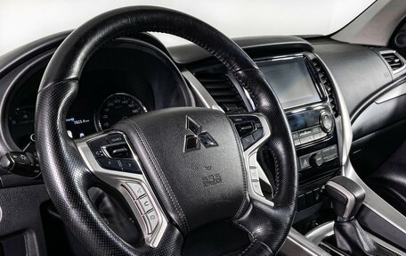 Mitsubishi Pajero Sport III рестайлинг, 2017 год, 3 010 000 рублей, 14 фотография