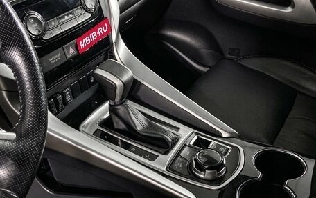 Mitsubishi Pajero Sport III рестайлинг, 2017 год, 3 010 000 рублей, 16 фотография