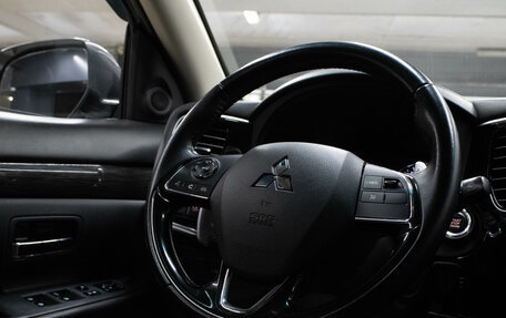 Mitsubishi Outlander III рестайлинг 3, 2015 год, 1 679 000 рублей, 8 фотография