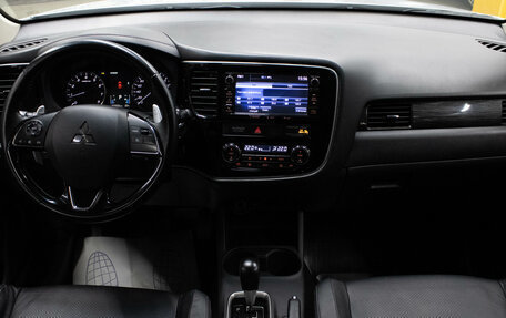 Mitsubishi Outlander III рестайлинг 3, 2015 год, 1 679 000 рублей, 10 фотография