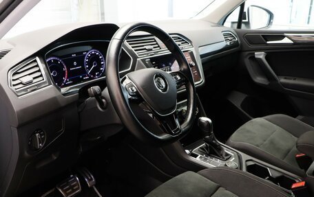 Volkswagen Tiguan II, 2018 год, 2 697 000 рублей, 23 фотография