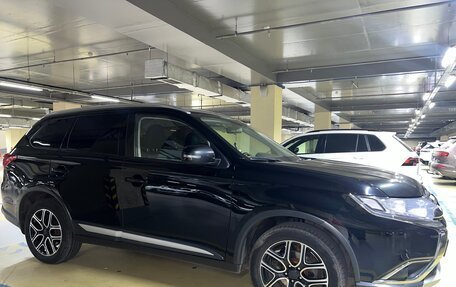 Mitsubishi Outlander III рестайлинг 3, 2018 год, 1 550 000 рублей, 2 фотография