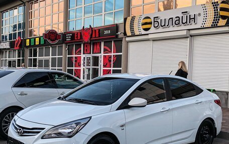 Hyundai Solaris II рестайлинг, 2015 год, 1 100 000 рублей, 3 фотография