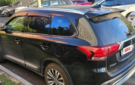 Mitsubishi Outlander III рестайлинг 3, 2019 год, 1 700 000 рублей, 2 фотография
