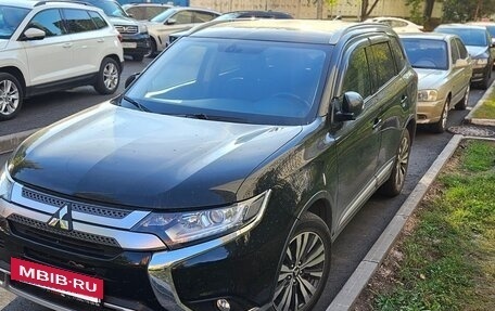 Mitsubishi Outlander III рестайлинг 3, 2019 год, 1 700 000 рублей, 3 фотография