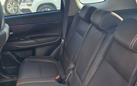 Mitsubishi Outlander III рестайлинг 3, 2019 год, 1 700 000 рублей, 19 фотография