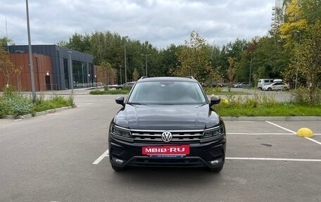 Volkswagen Tiguan II, 2018 год, 2 400 000 рублей, 3 фотография