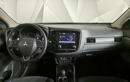 Mitsubishi Outlander III рестайлинг 3, 2021 год, 2 445 000 рублей, 10 фотография