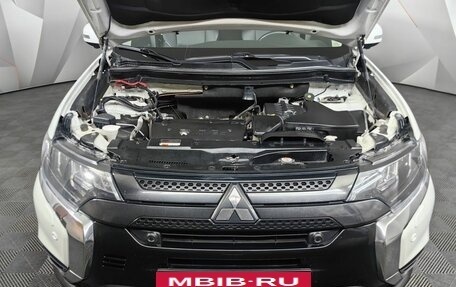 Mitsubishi Outlander III рестайлинг 3, 2021 год, 2 445 000 рублей, 19 фотография