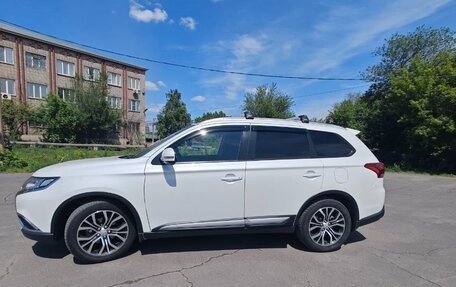 Mitsubishi Outlander III рестайлинг 3, 2016 год, 2 200 000 рублей, 6 фотография