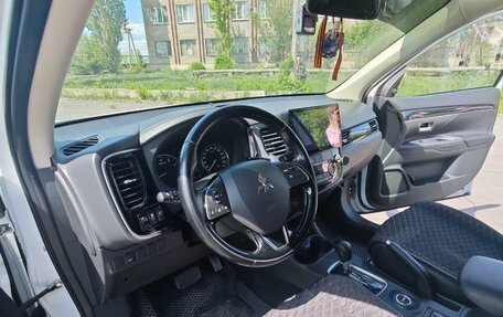 Mitsubishi Outlander III рестайлинг 3, 2016 год, 2 200 000 рублей, 14 фотография