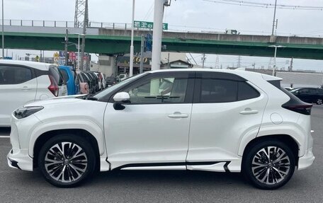 Toyota Yaris Cross, 2022 год, 1 330 000 рублей, 3 фотография