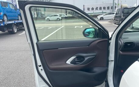 Toyota Yaris Cross, 2022 год, 1 330 000 рублей, 24 фотография