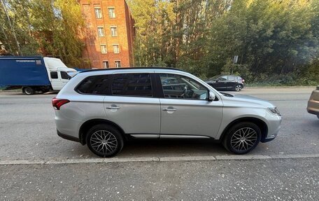 Mitsubishi Outlander III рестайлинг 3, 2021 год, 2 900 000 рублей, 4 фотография