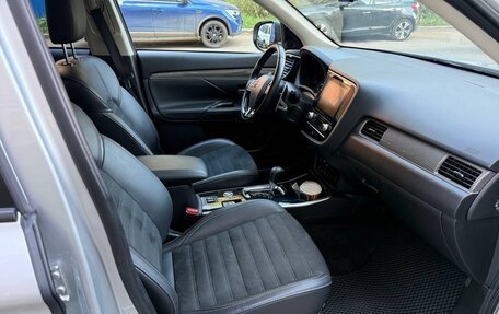 Mitsubishi Outlander III рестайлинг 3, 2021 год, 2 900 000 рублей, 7 фотография